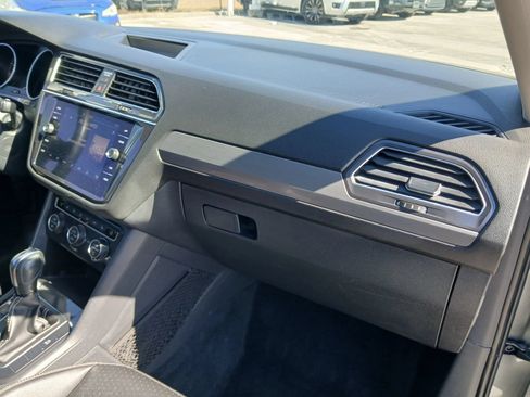 Used 2021 Volkswagen Tiguan SE w/ Panoramic Sunroof Package FWD image 18