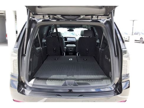 Used 2025 Chevrolet Suburban LT w/ Comfort Package RWD image 29
