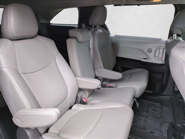 Used 2025 Toyota Sienna XLE FWD image 20