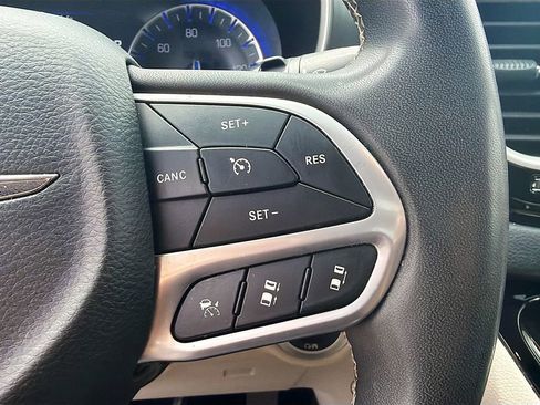 Used 2022 Chrysler Pacifica Touring-L FWD image 35