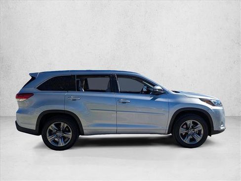 Used 2017 Toyota Highlander Limited Platinum image 4