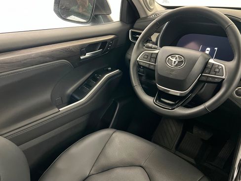 Used 2026 Toyota Highlander Limited AWD/4WD image 12