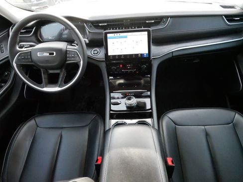 Used 2023 Jeep Grand Cherokee Limited w/ Black Appearance Package image 10