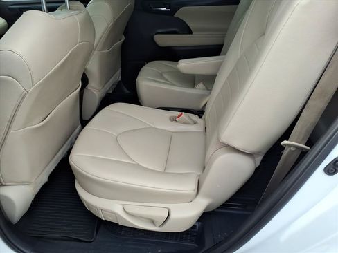 Used 2021 Toyota Highlander XLE AWD/4WD image 7
