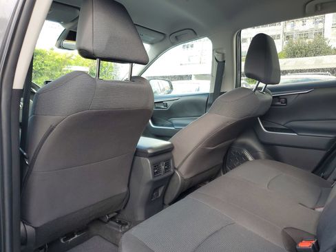 Used 2022 Toyota RAV4 LE FWD image 10