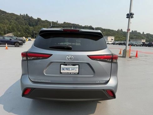 Used 2023 Toyota Highlander LE AWD/4WD image 4