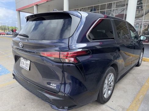 Used 2022 Toyota Sienna XSE image 7