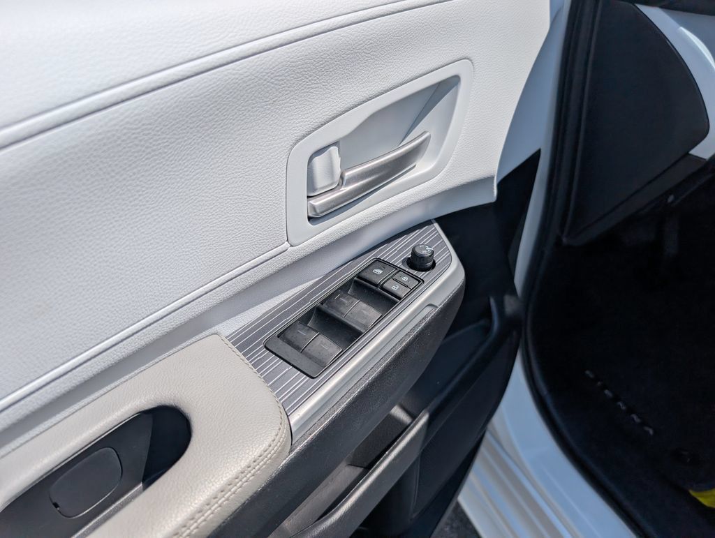 Used 2025 Toyota Sienna XLE w/ XLE Plus Package FWD image 9
