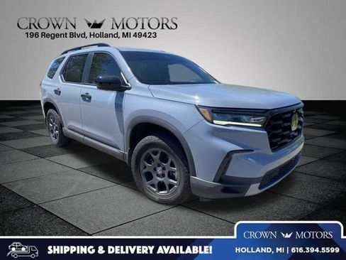 Used 2025 Honda Pilot TrailSport image 1