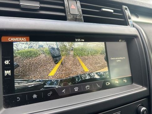 Used 2020 Land Rover Discovery Landmark image 17