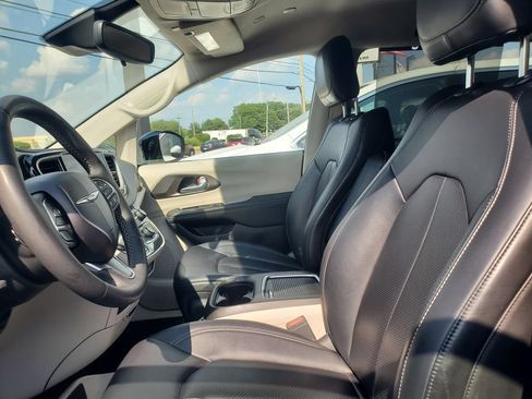 Used 2024 Chrysler Pacifica Touring-L FWD image 5