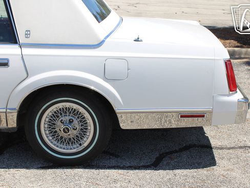 Used 1988 Lincoln Town Car Signature RWD image 40