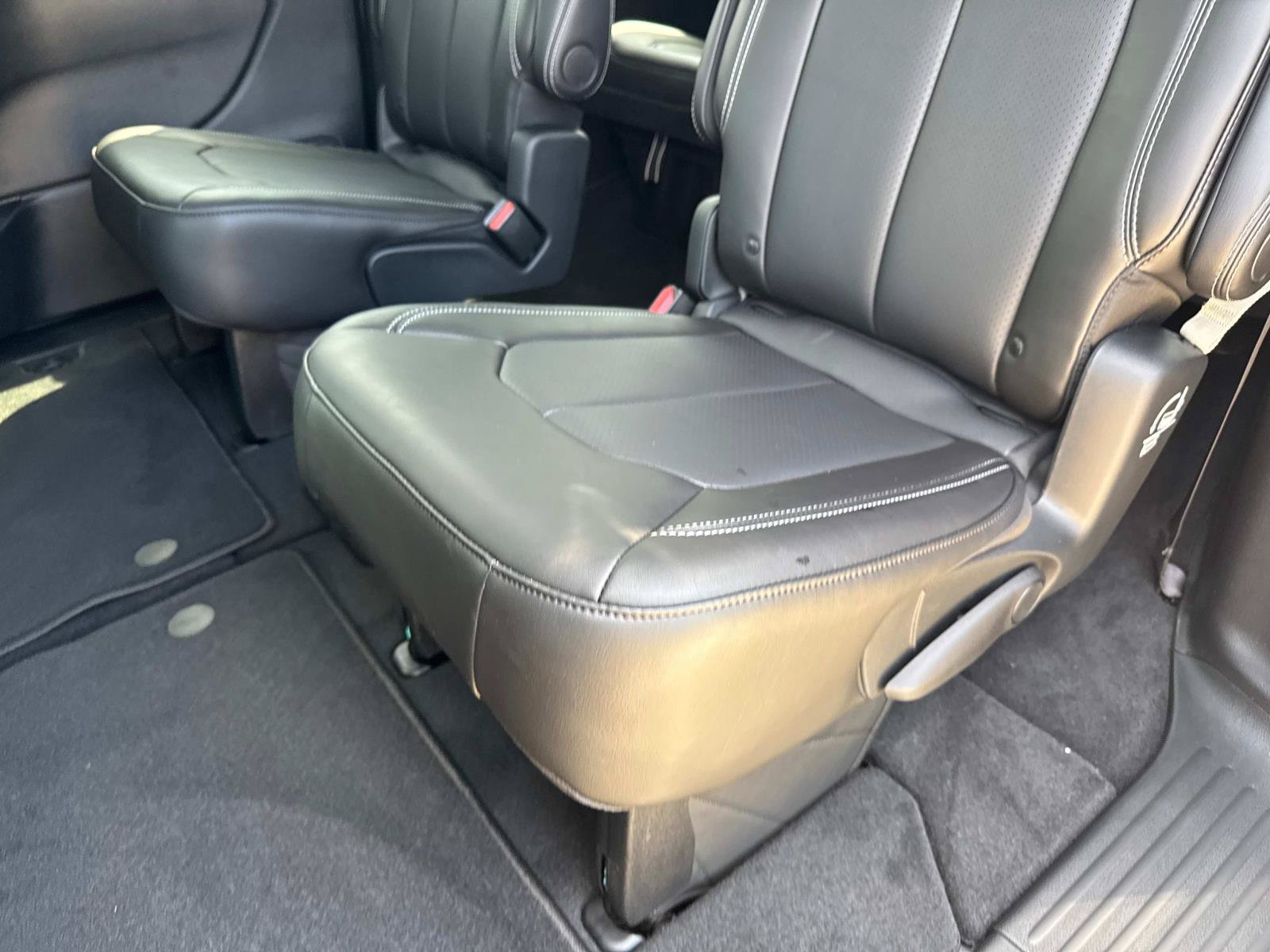 New 2025 Chrysler Pacifica Select FWD image 11