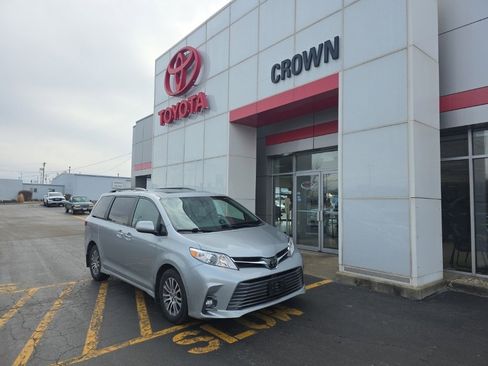 Used 2020 Toyota Sienna XLE image 1
