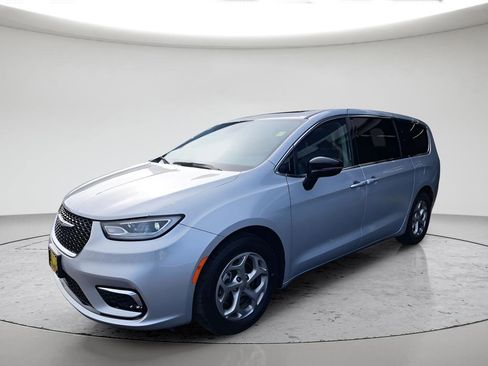 Used 2024 Chrysler Pacifica Limited FWD image 1