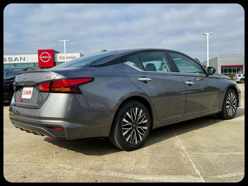 Used 2024 Nissan Altima 2.5 SV image 8