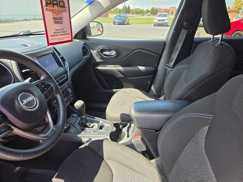 Used 2019 Jeep Cherokee Latitude w/ Popular Appearance Group AWD/4WD image 3