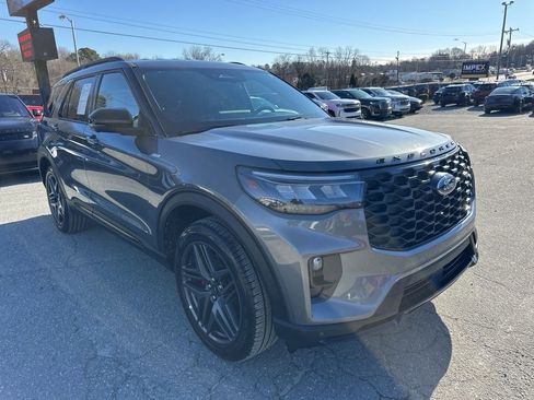 Used 2025 Ford Explorer ST-Line w/ ST-Line Street Pack image 7