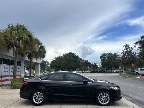 Certified 2019 Ford Fusion SE FWD image 3