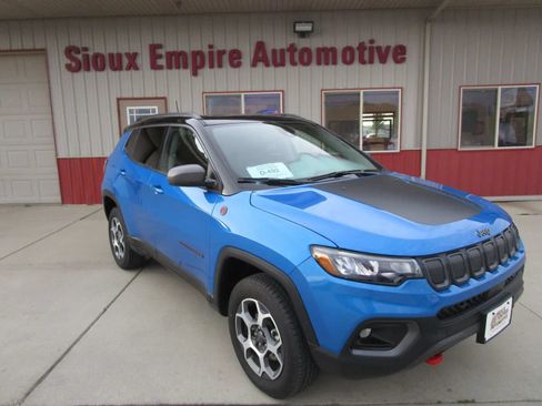 Used 2022 Jeep Compass Trailhawk w/ Sun and Sound Group AWD/4WD image 1