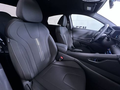 Used 2025 Hyundai Elantra Sport image 25