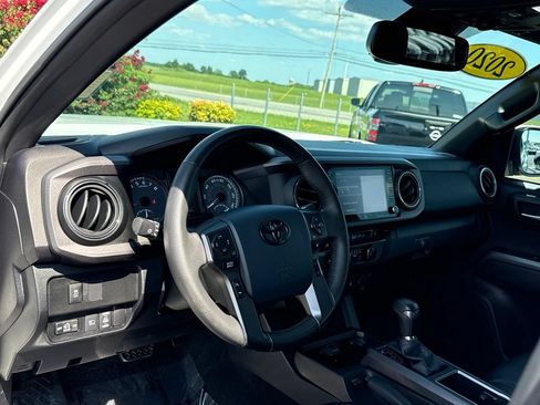 Used 2020 Toyota Tacoma TRD Off-Road w/ TRD Premium Off Road Package AWD/4WD image 3