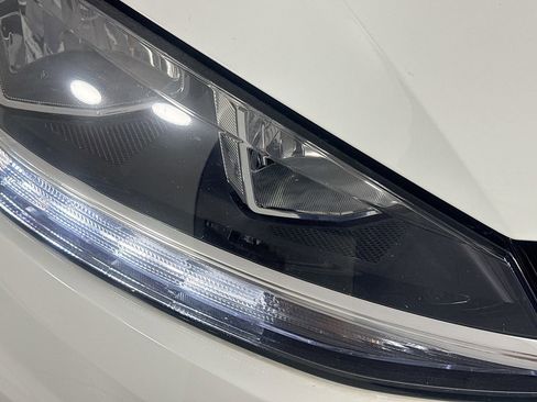 Used 2018 Volkswagen Golf SE image 38