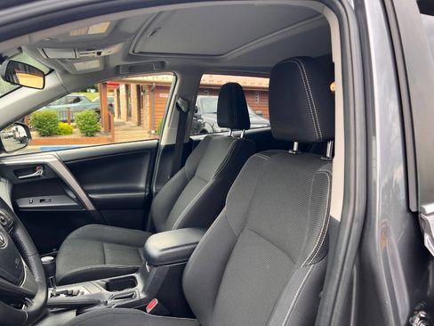 Used 2018 Toyota RAV4 XLE AWD/4WD image 12