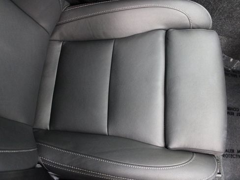 Used 2025 Volvo XC40 B5 Plus image 25