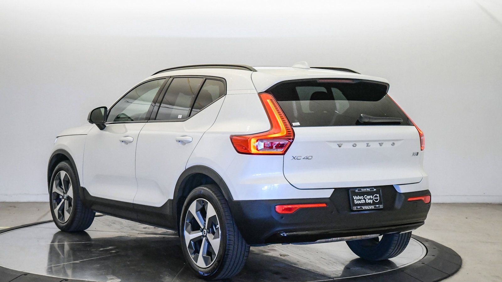 Certified 2026 Volvo XC40 B5 Plus AWD/4WD image 2