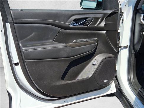 Used 2023 GMC Acadia SLT FWD image 10