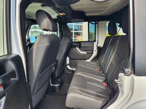 Used 2018 Jeep Wrangler Unlimited Sahara AWD/4WD image 32