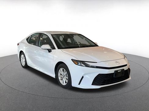 Used 2025 Toyota Camry LE image 3