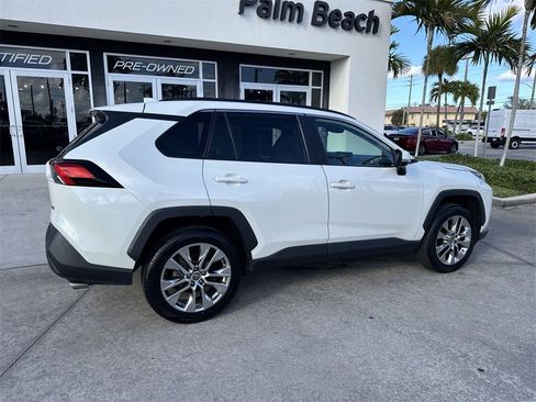 Used 2021 Toyota RAV4 XLE Premium image 5