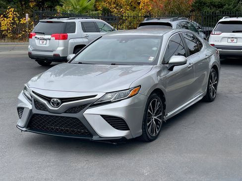 Used 2018 Toyota Camry SE image 3