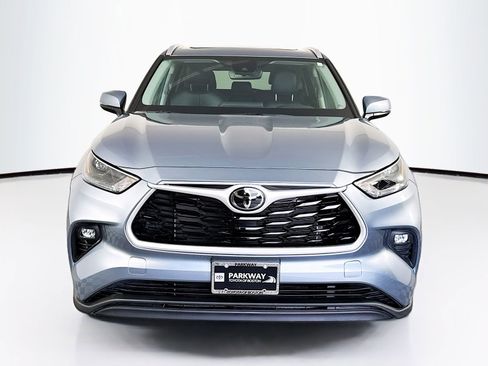 Used 2022 Toyota Highlander XLE AWD/4WD image 2