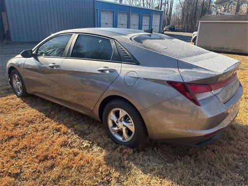 Used 2023 Hyundai Elantra SE image 10