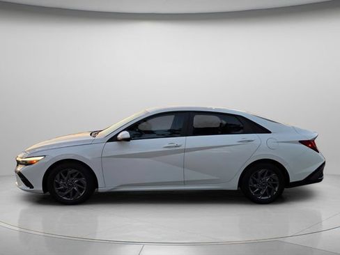 Used 2024 Hyundai Elantra SEL FWD image 3