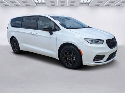 Used 2024 Chrysler Pacifica Limited FWD image 1