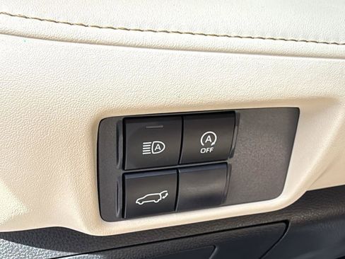 Certified 2024 Toyota Highlander XLE image 8