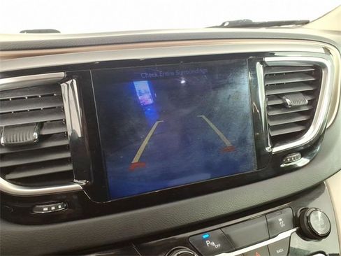 Used 2017 Chrysler Pacifica Touring-L Plus image 25