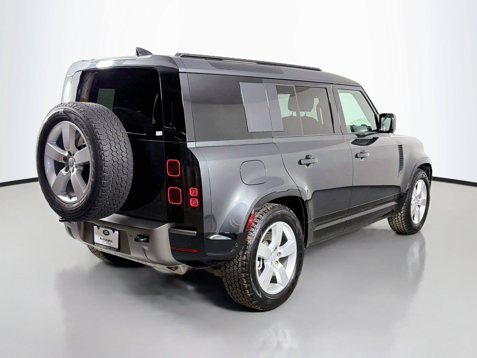 Certified 2025 Land Rover Defender 110 X-Dynamic SE AWD/4WD image 5