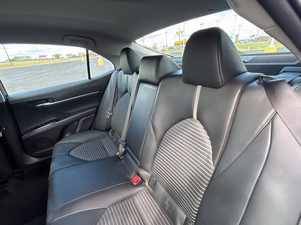 Used 2020 Toyota Camry SE w/ Convenience Package FWD image 4