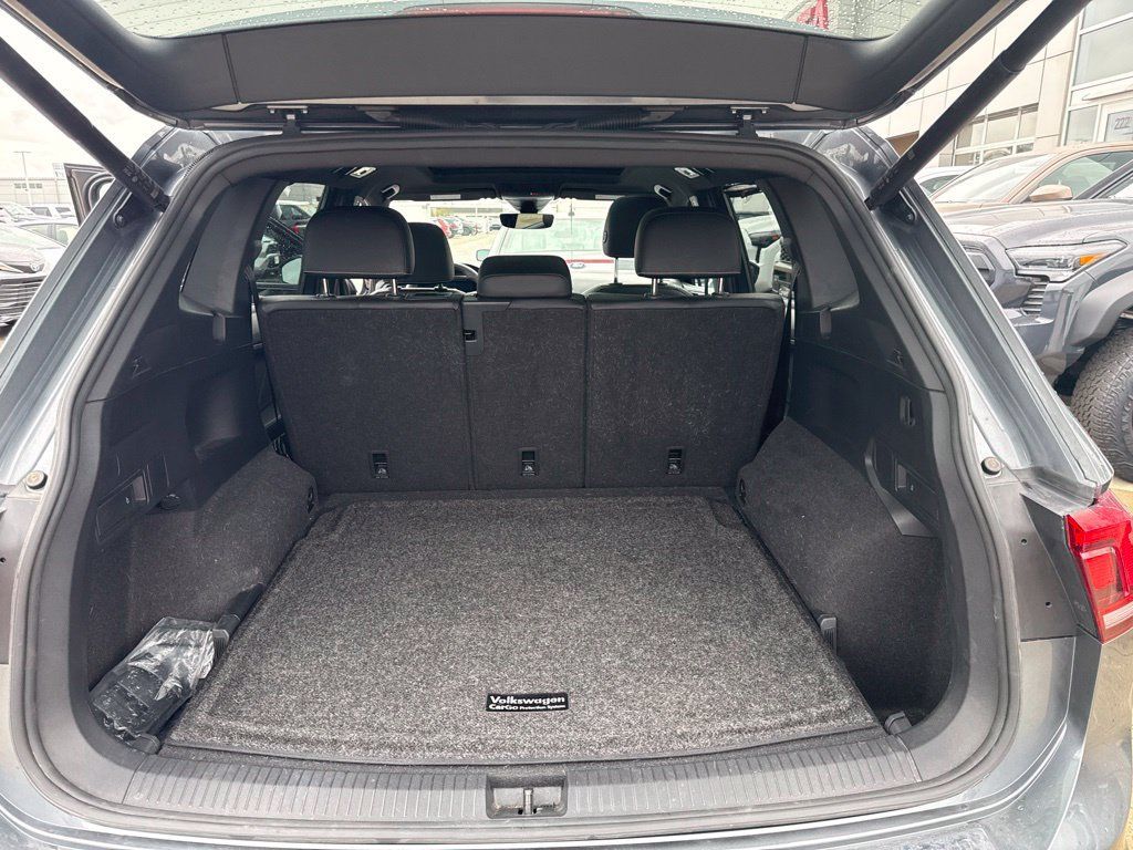 Used 2022 Volkswagen Tiguan SE R-Line AWD/4WD image 14
