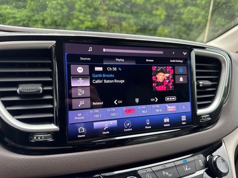 Used 2021 Chrysler Pacifica Touring-L FWD image 16