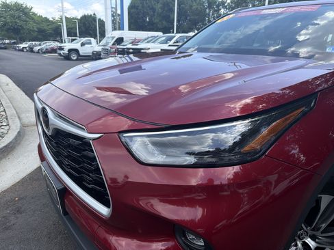 Used 2022 Toyota Highlander XLE AWD/4WD image 6