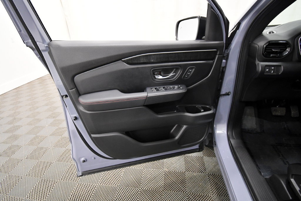 Certified 2025 Honda Pilot Black Edition image 13