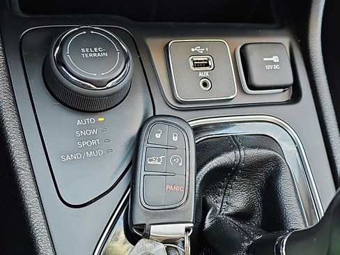 Used 2020 Jeep Cherokee Limited w/ Trailer Tow Group image 37