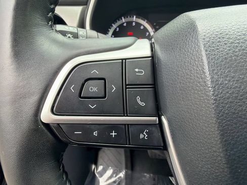 Used 2023 Toyota Highlander XLE AWD/4WD image 30