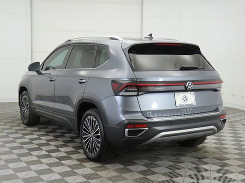 Used 2025 Volkswagen Taos SE w/ Panoramic Sunroof Package FWD image 7